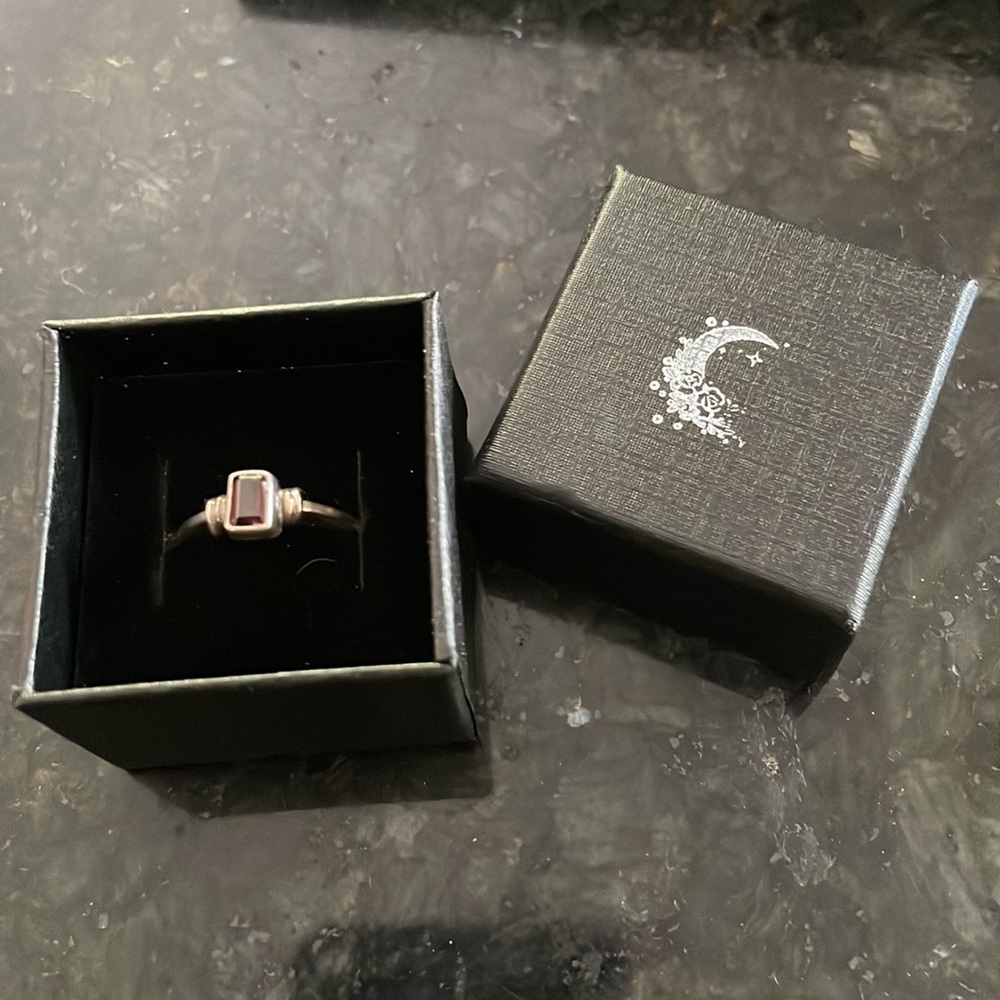NEW Sterling silver garnet ring SZ 7 Stamped 925. Absolutely gorgeous - Picture 5 of 9